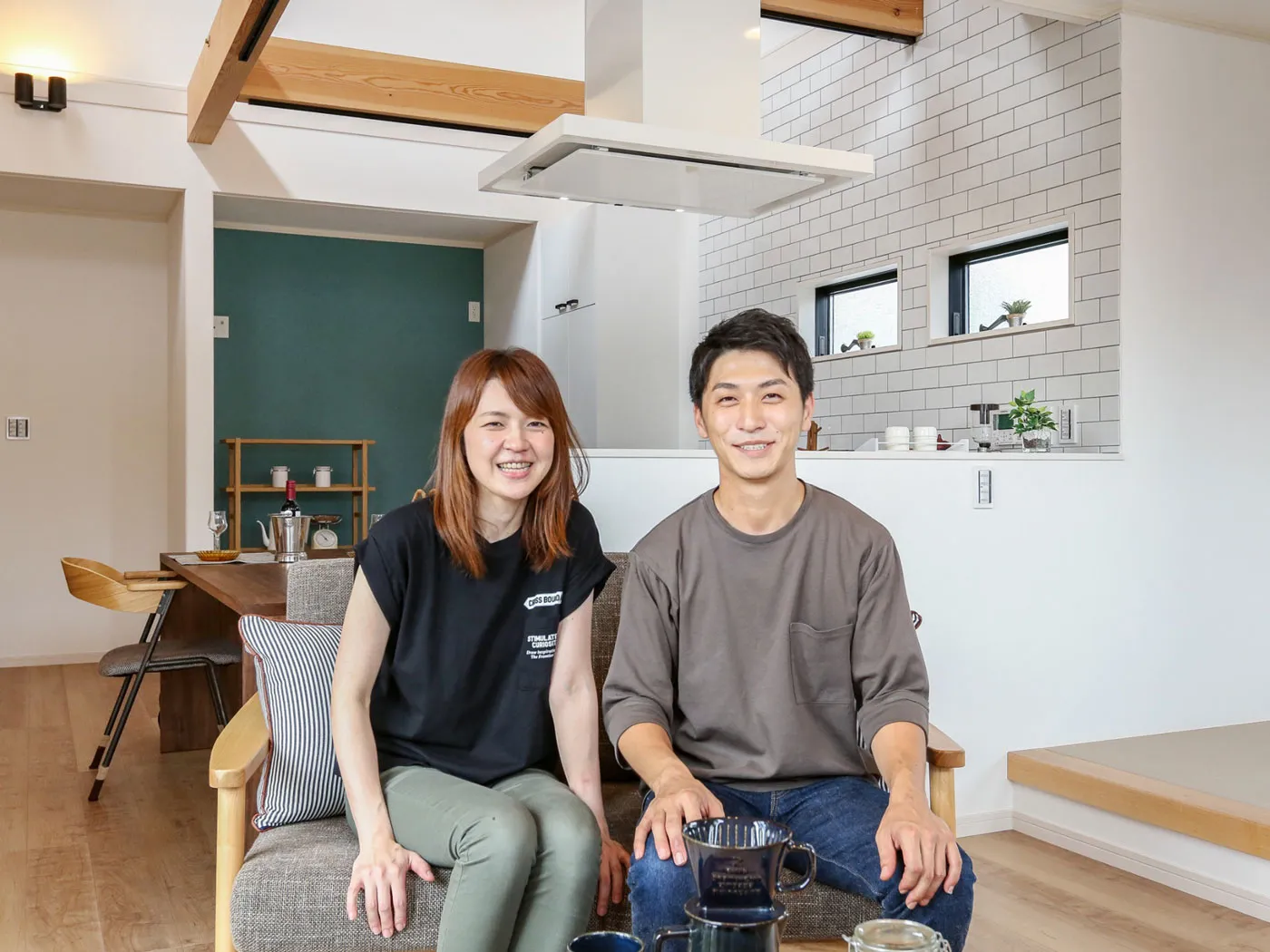 ご自宅のリビングでくつろぐ岐阜市O様ご夫妻